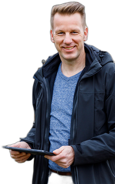Sven Propfen mit Tablet auf der Baustelle